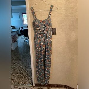Very Flattering Floral Jumpsuit 💐